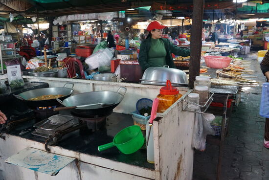 Gekocht und gebruzzelt wird an unzähligen Ständen