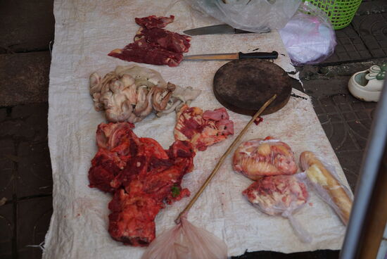 Auch undefinierbare Fleischstücke und Innereien werden verkauft, das sind dann immer unsere vegetarischen Momente