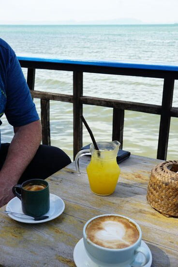 Gaststätte an Gaststätte mit Terassen zum Meer laden zum Essen und manchmal auch zum  Kaffee trinken ein. Kaffee ist hier meist sehr bitter, extrem stark und häufig nur aus Nescafeähnlichem Pulver hergestellt. Ich mutiere hier zum Teetrinker 