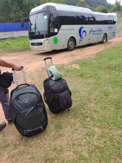 Witzigerweise holt der Bus auf Wunsch kostenlos am Hotel ab, er musste mühsam drehen da am Resort die Straße zu Ende war., dazu gibt es pro Passagier 1 Flasche Wasser und ein Croissont, unterwegs kann man dann sagen wo man aussteigen will. Sehr kundenorientiert