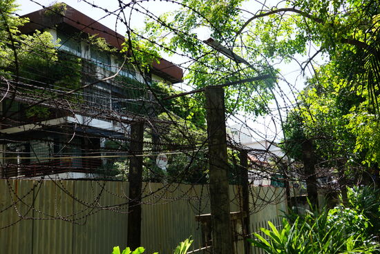 Ringsum war das Gefängnis mit Stacheldraht umgeben.