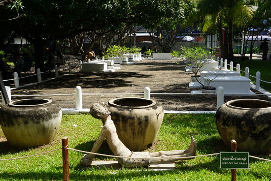 die weißen Steinsärge symbolisieren die letzten 14 im S-21 Getöteten.