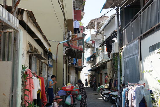 Es gibt aber auch noch viele kleine Straßen wo  in der Trockenzeit viel draußen gelebt wird
