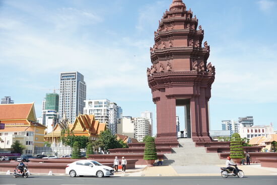Das Unabhängigkeitsdenkmal wurde 1958 gebaut und ehrt die Kambodschaner die für die Befreiung von der französischen Unabhängigkeit gekämpft haben