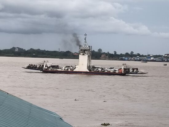 Fähren verbinden an vielen Stellen die beiden Uferseiten und wer am Abend sich den Verkehr anschaut versteht dass die Wasserverbindung sehr beliebt ist und nur vor der Fähre sich die Mopeds stauen.