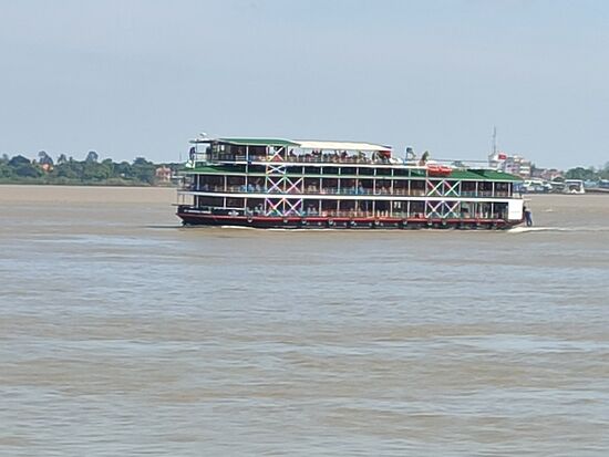 Ein älteres Mekong Kreuzfahrtschiff das wir Tage später in Kampong Cham wieder beim vorbeifahren gesehen haben