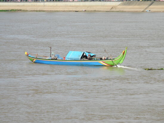 Viele kleine Fischerboote sind unterwegs