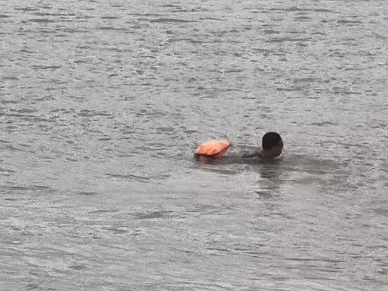 Immer wieder mal sieht man Schwimmer im Fluß und bei der immer noch starken Strömung ist das bestimmt super anstrengend