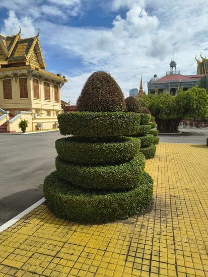 Kunstvoll geschnittene Bäume