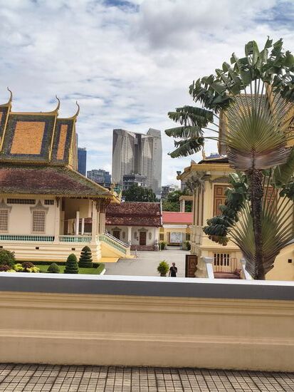 Im Hintergrund das moderne Phnom Penh, rechts ein Baum der Reisenden