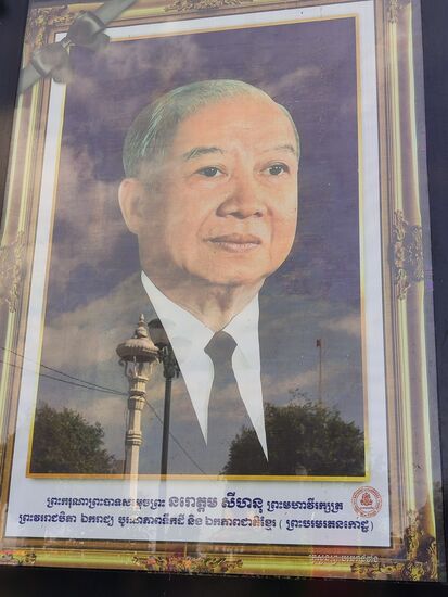 Bilder des Königs hängen überall in den Städten