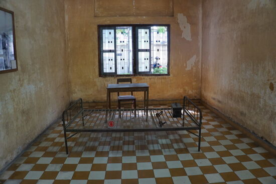Einer der vielen Verhörzimmer indem die Gefangenen am Bett angekettet waren und gefoltert wurden bis sie alles zugaben was gewünscht war