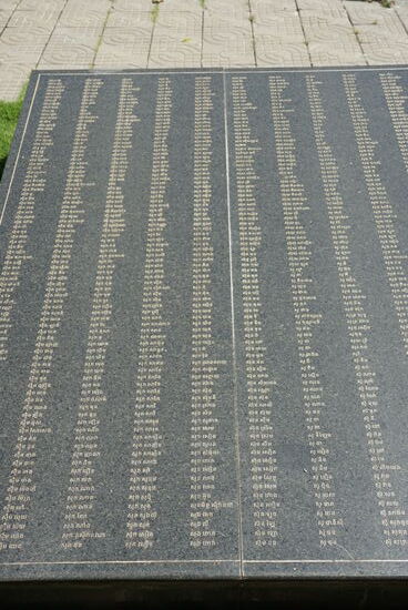 Viele Steinblöcke mit den Namen der Opfer, viele Menschen haben aber auch nie erfahren was mit ihren Angehörigen passiert ist denn viele Unterlagen wurden von den Roten Khmer kurz vor dem Sturz vernichtet