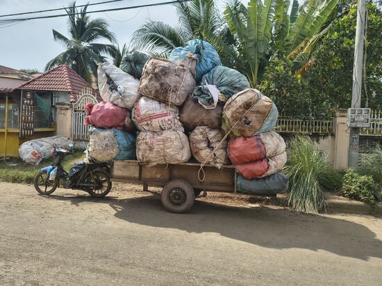 Vollgeladene Fahrzeuge sind üblich und oft sitzt dann noch jemand oben drauf