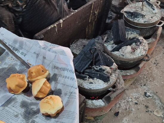 Kleine Kuchen am Markt, sie werden mit Holz und Kohle  gebacken, schmecken auch sehr gut wie Bisquit