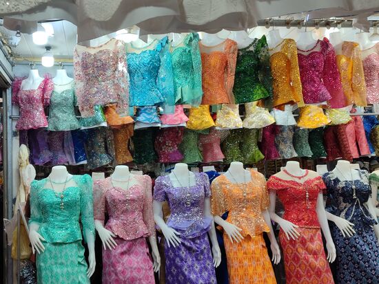 Schickere Kleidung muss bunt sein und glitzern