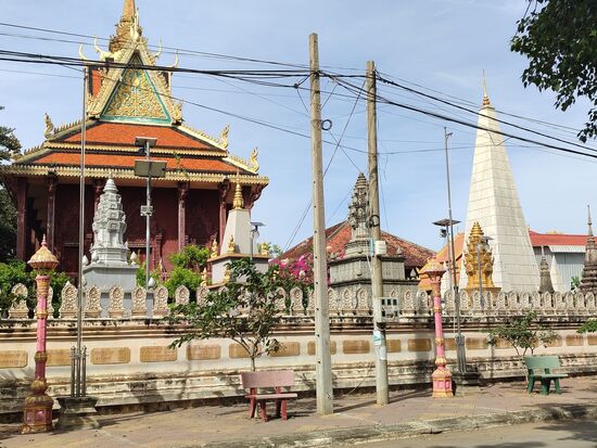 Jeder  Ort braucht mindestens einen Tempel, selbst kleine Orte haben oft mehrere. Uns wurde erklärt dass viele Menschen kurz vor dem Tod ihren gesamten Besitz dem Kloster geben in der Hoffnung auf eine verbesserte Wiedergeburt. Geister, gute und böse, sind allgegenwärtig. Tote werden verbrannt und die Asche kann zuhause aufbewahrt werden aber meistens hat man zuviel Angst vor den Geistern und bringt sie zum Kloster. Wer Geld hat baut für seine Familie eine Stupa auf dem Klostergelände, man sieht drei vor dem Klostergebäude stehen. Wer arm ist bekommt einen Platz in einer großen vom Kloster mit Spenden gebauten Stupa. Man sieht in den Klöstern auch häufig Listen mit Namen der Spender und wieviel bezahlt wurde, so entsteht auch durchaus Druck zu spenden