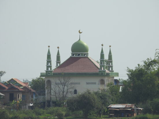 Hier in der Gegend sind etwa 10% der Bevölkerung Muslime und den Muezzin hört man mehrfach täglich zum Gebet rufen