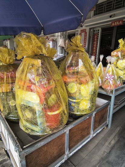 Geschenkpackungen zu bestimmten Anlässen, mit Glückwünschen und allem was man brauchen Kann, von der Tasse bis zur Schüssel
