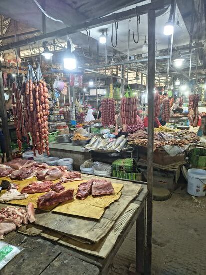 Fleisch und Wurst, dahinter Fisch