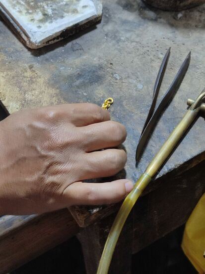 Die Juweliere arbeiten direkt an den Ständen und mit viel Handarbeit