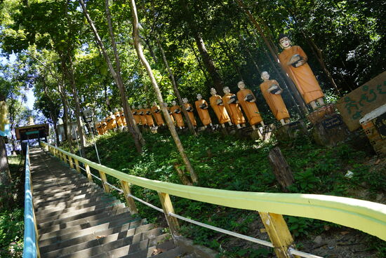 Phnom Sambok mit seinen 310 Stufen die mit Mönchsstatuen gesäumt sind ist ein ruhiger und etwas verträumter Ort