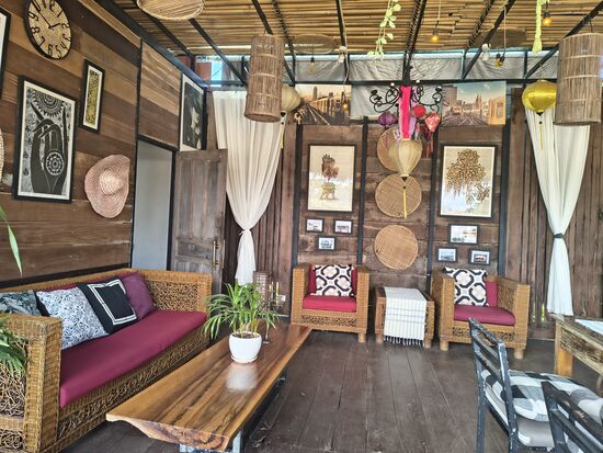 Es gibt immer wieder schöne und gemütliche kleine Lokale aber da muss man auch etwas schauen dass die Preise nicht zu europäisch werden