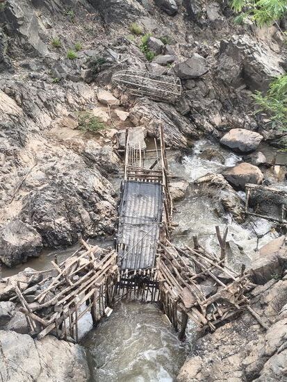 Während der Regenzeit hängen die Fischer dort Reusen in die Schnellen wo die Fische durchschwimmen müssen. Bei den Wassermengen die dann dort durchrauschen ist das durchaus auch gefährlich