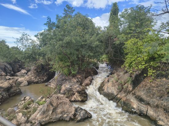 Überall sind enge Durchflüsse in den Felsen