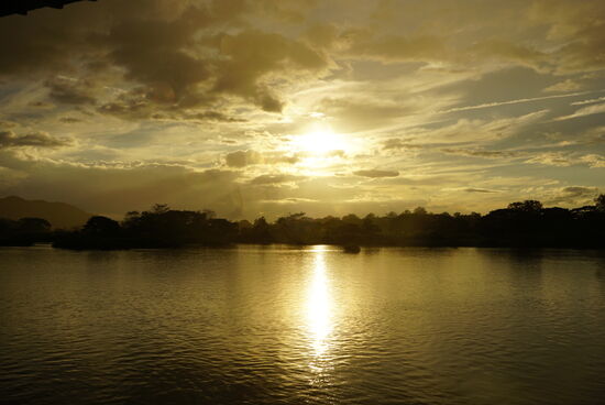 Die Sonnenuntergänge am Mekong sind so schön und jeden Abend anders