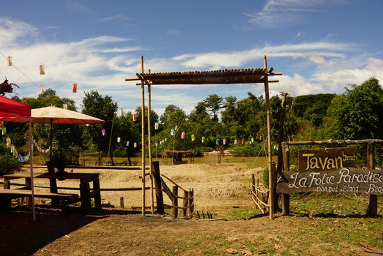 Ein kleiner Sandstrand am Mekong mit 'Strandbar'. Das Wasser schaut durch die vielen Sedimente aber immer trübe und schlammig aus, uns wurde aber auch erzählt dass der Mekong manchmal ganz klar ist