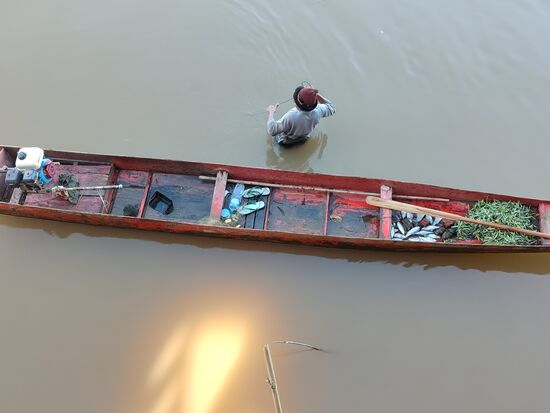 Der Fischer hatte einige Fische in der Reuse und von einer der Inseln hat er Bambusspitzen mitgebracht