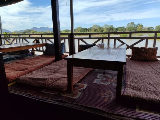 In den Restaurants gibt es die typisch asiatischen Tische an denen man am Boden hockt. Gottseidank sind für ältere Europäer wie uns immer auch normale Tische und Stühle vorhanden.