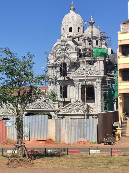 Viele neue Gebäude mit Türmchen und schönen Steinmetzarbeiten sind in der Stadt zu sehen, so kann man auch zeigen dass Geld keine Rolle spielt