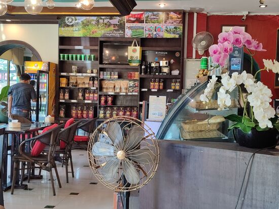 In der Stadt gibt es schöne kleine Cafes mit sehr gutem Kaffee wie hier das Cafe Sinouk die ihren eigenen Kaffee  vom Bolavenplateau vermarkten