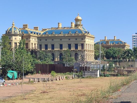 Das ehemalige Grandhotel der Stadt, heute steht es leer und ohne Fenster  ist es dem Verfall preisgegeben