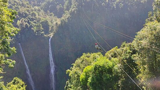 Mit der Zipline kommt man nahe an die beiden Fälle die von unterschiedlichen Flüssen gespeist werden.