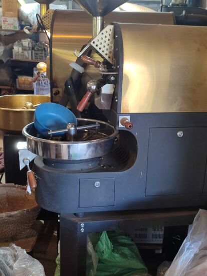 Der Kaffee wird dann auch auf den Farmen geröstet und entweder im Direkthandel  oder über eine Kooperative verkauft