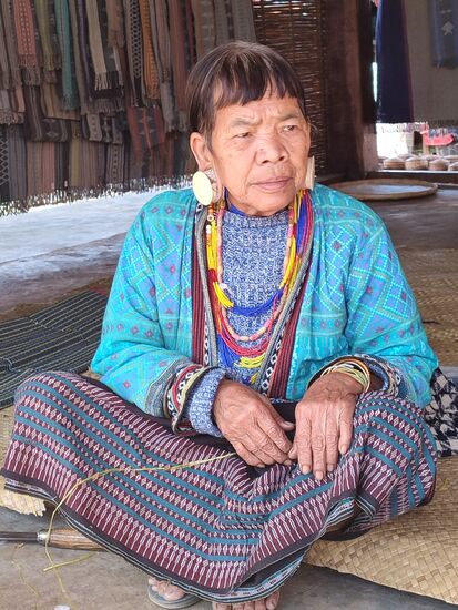 Hmongfrauen aus dem Hochland verkaufen ihre Handarbeiten. Die Volksgruppe kommt aus China und hat sich um die eigene Kultur leben zu können in die Nachbarländer, die weniger reglementiert sind ausgebreitet. An der Tracht erkennt man auch welcher Hmonggruppe die Menschen angehören, da gibt es von den Blumenhmongs bis zu den weißen Hmongs viele verschiedene.