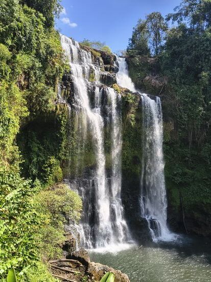 Der Tad Gneuang wird von einem kleineren Fluß gespeist und fällt um die 45 m in die Tiefe