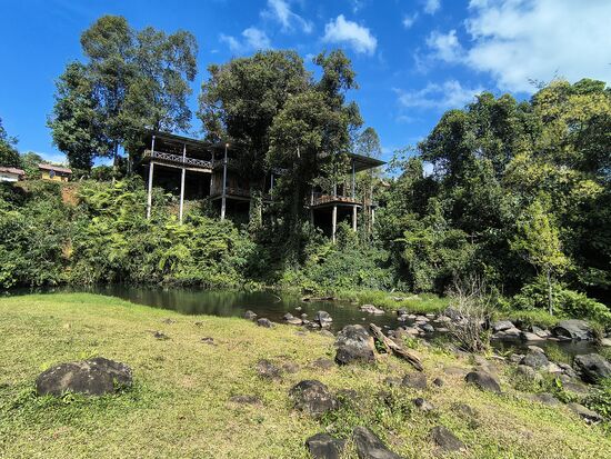 Touristische Bauten werden hier möglichst unauffällig mit vielen Naturmaterialien erstellt und in die Landschaft eingepasst
