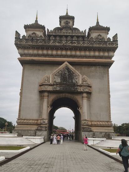 Patuxai - die Amerikaner haben den Laoten während des Vietnamkrieges Zement für den Bau eines Flugplatzes zur Verfügung gestellt aber die Laoten fanden einen Triumphbogen besser und haben den Zement dafür verwendet.