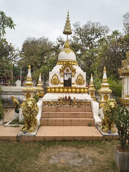 Wat Si Saket mit vielen Familienstupas die mit Namen und Bildern der Beigesetzten bestückt sind, das haben wir sonst nirgends so gesehen