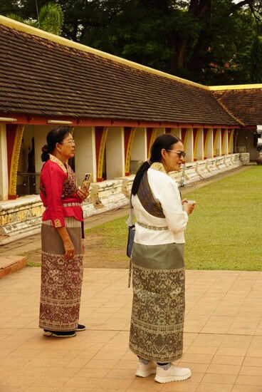 Viele Frauen tragen noch die typische Laotracht mit Wickelrock und Schärpe
