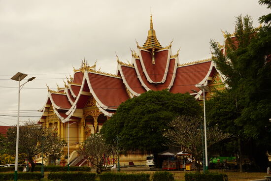 Das dazugehörige Klostergebäude ist frisch renoviert und mit  besonders kunstvollen Dachkonstruktionen