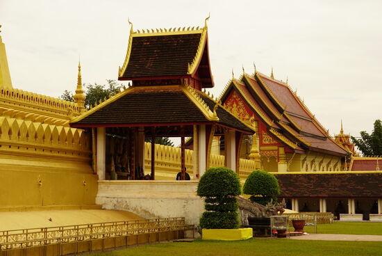 Die Goldstupa darf nicht betreten werden aber an jeder Seite gibt es einen Altar zum beten