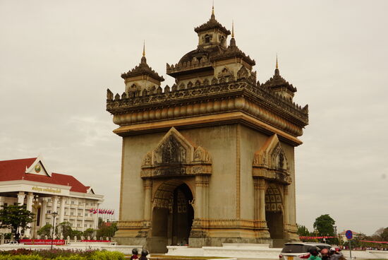 Das 49m hohe "Tor des Sieges"  ist immer noch nicht fertig obwohl von der Regierung immer wieder Geld dafür zur Verfügung gestellt wird aber man vermutet die Mittel fliessen in private Villen und  größere Eigenheime