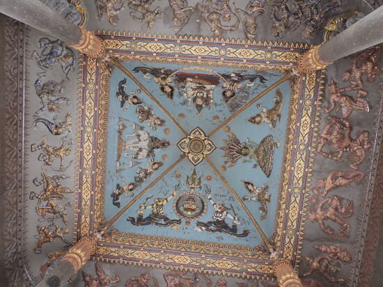 Figuren und Geschichten aus der indischen Mythologie schmücken das Bauwerk innen. Gegen Gebühr kann man den Turm besteigen