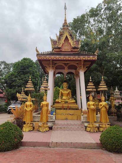 Auch hier sind viele Buddhafiguren  mit Geschichten aus seinem Leben