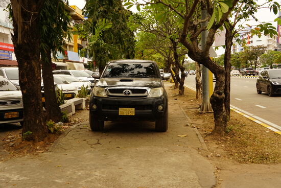 Die übliche Nutzung des Gehweges als Abstellplatz für Autos und Motorräder